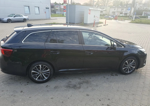 Toyota Avensis cena 69500 przebieg: 165200, rok produkcji 2016 z Gdynia małe 121